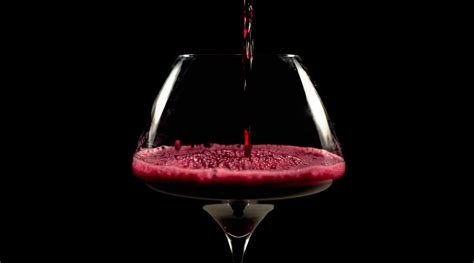 Un calice di Lambrusco rosso intenso con bollicine visibili