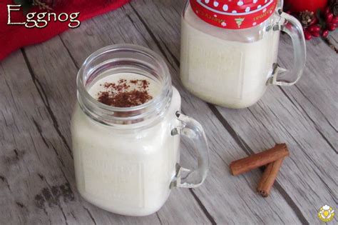 Uova e latte per preparare l'Eggnog