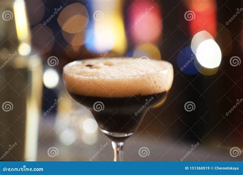 Espresso Martini con chicchi di caffè come guarnizione
