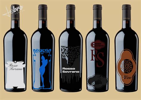 Diverse bottiglie di vino piemontese con etichette che richiamano il territorio