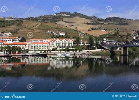 Vista panoramica del fiume Duero che attraversa una regione vinicola