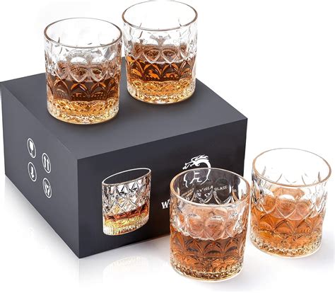 Bicchiere tumbler basso con ghiaccio e cocktail nero