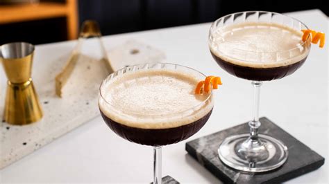 Shaker con ghiaccio e cocktail Espresso Martini