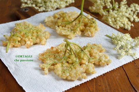 Composizione di fiori di sambuco, frutta e lime