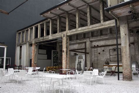 Interno di Carlo e Camilla in Segheria con elementi industriali e bancone