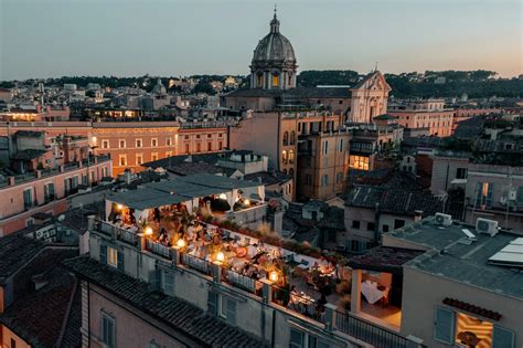 Vista panoramica da un rooftop bar di Roma al tramonto