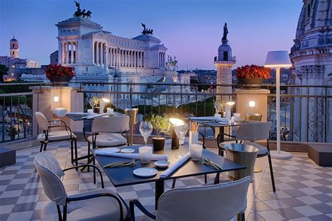 Il Colosseo visto da un rooftop bar di Roma