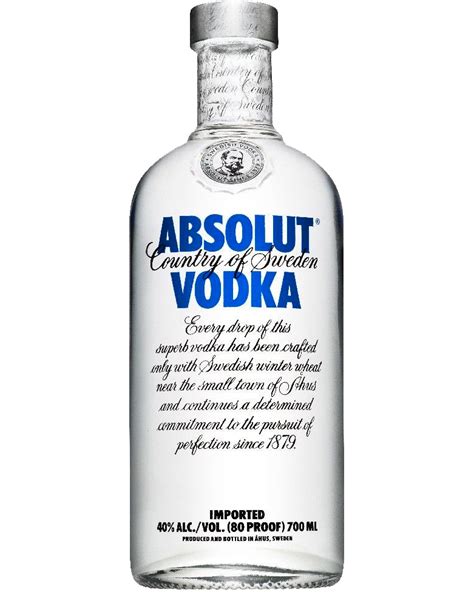 Bottiglia di vodka premium con bicchieri da cocktail