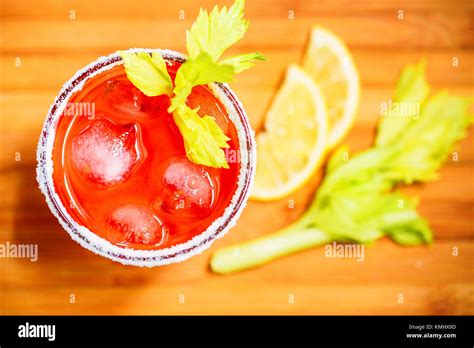 Bloody Mary decorato con sedano e lime