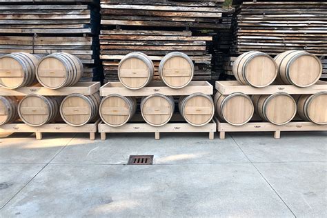 Diversi tipi di botti di legno per l'invecchiamento del whisky