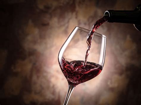 Calice di vino rosso intenso