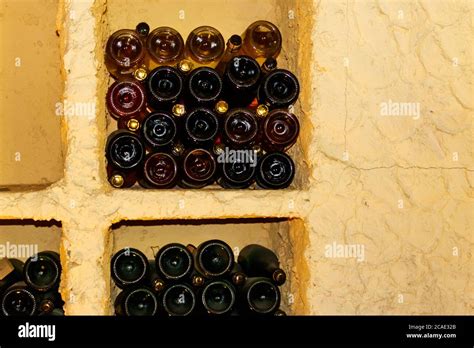 Bottiglie di Champagne in cantina