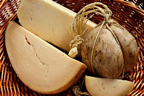 Formaggio Provolone del Monaco appeso ad asciugare