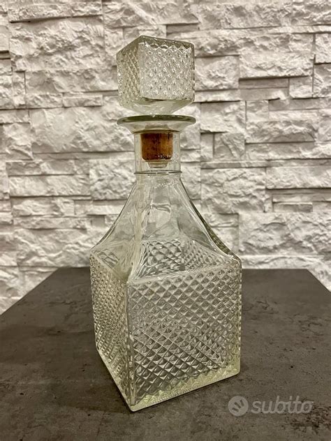 Bottiglie di liquore vintage in vetro