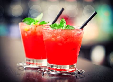 Bicchiere di cocktail analcolico colorato con frutta fresca