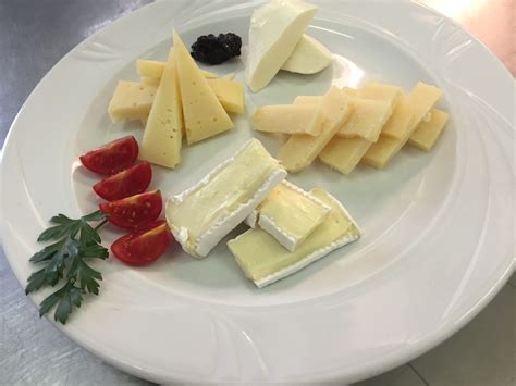 Piatto di formaggi misti con confetture