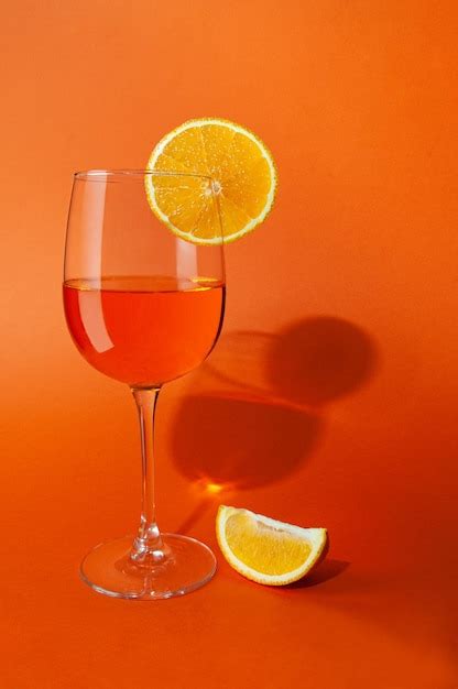 Un bicchiere di Aperol Spritz con una fetta d'arancia