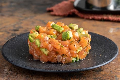 Tartare di salmone e avocado su un cucchiaio