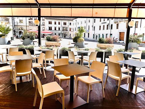 Interno di un ristorante Cartabianca Club con tavoli apparecchiati