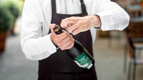 Una persona che valuta una bottiglia di vino pregiato