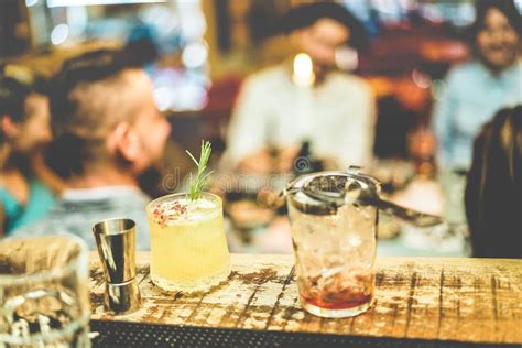 Cocktail assortiti su un bancone