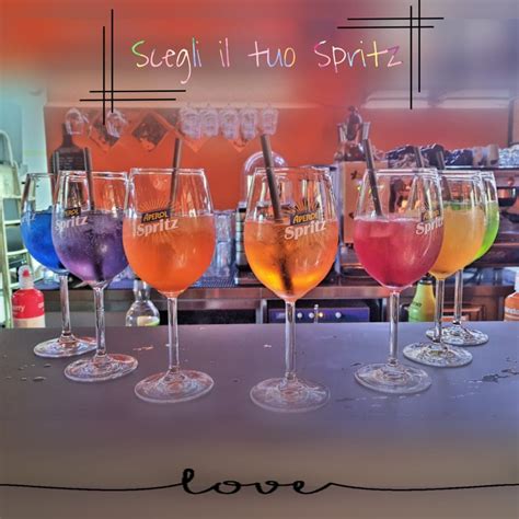 Cocktail Spritz colorati in un bar