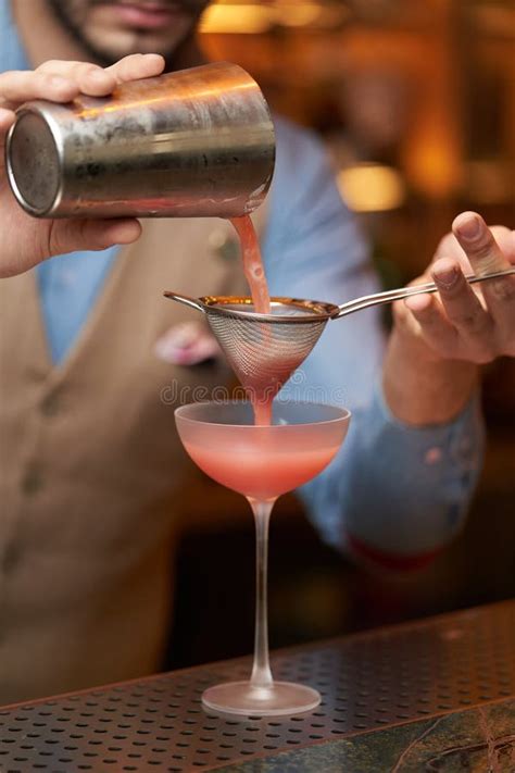 Un barista esperto mentre prepara un cocktail